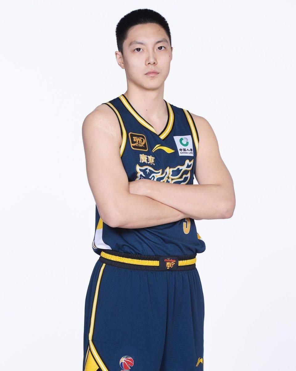 关于广东宏远喜迎连胜，稳坐联赛积分榜榜首的信息