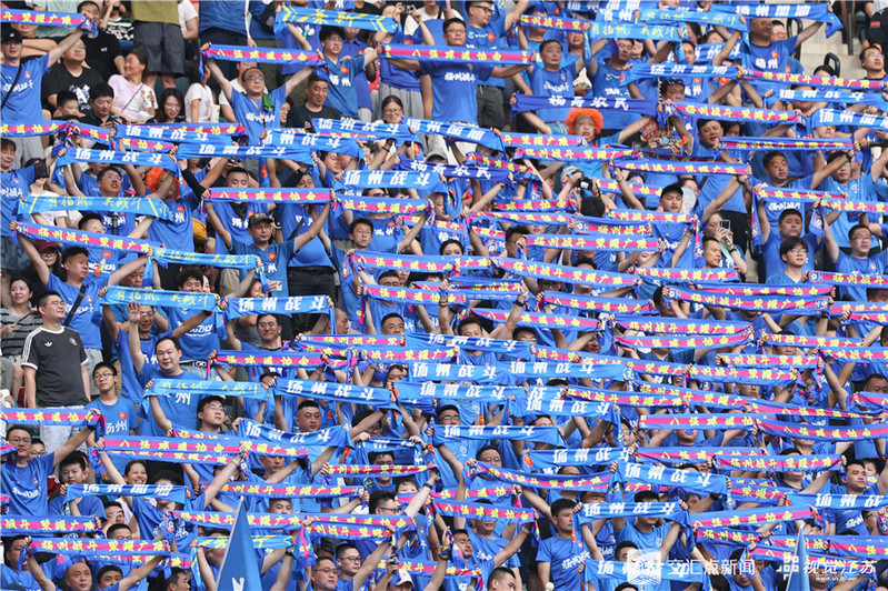 球队在足球比赛中赢得观众的掌声 球队在足球比赛中赢得观众的掌声