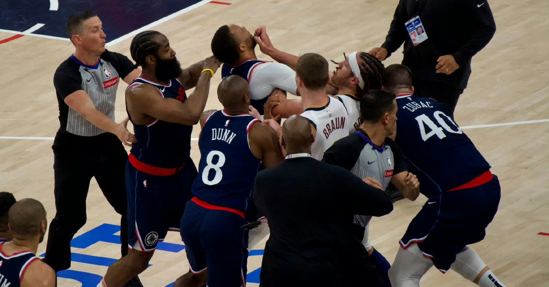 半岛体育平台-球队防守端表现抢眼，限制对手得分