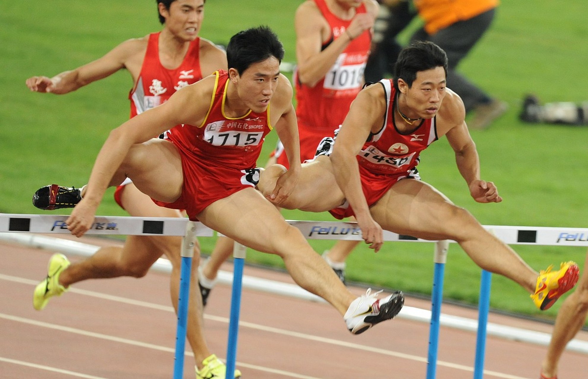 半岛体育app下载-田径跨栏比赛：美国选手刷新世界纪录的简单介绍