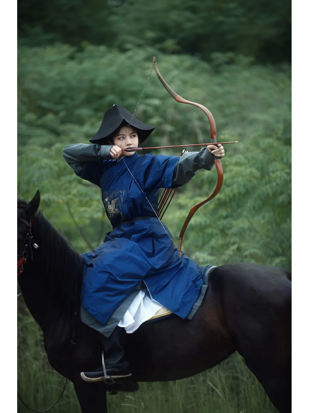 蒙古射箭选手细致入微,准确瞄准目标 蒙古射箭选手细致入微,准确瞄准目标