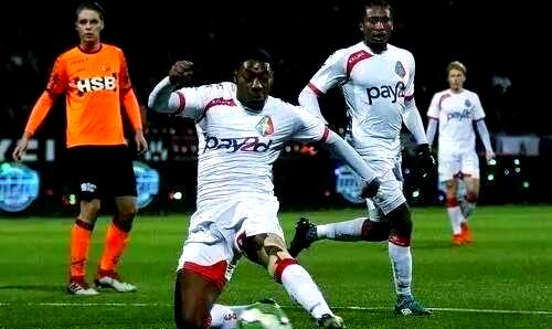 荷兰队球员发挥出色,轻松击败对手 荷兰队球员发挥出色,轻松击败对手