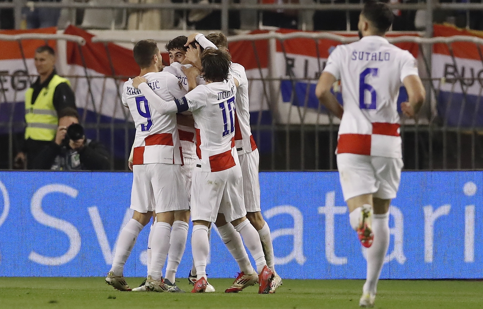 半岛体育官方入口-包含欧洲国家之间的足球较量将成为焦点的词条