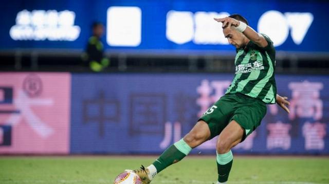 球队在比赛中展现出坚韧不拔的精神